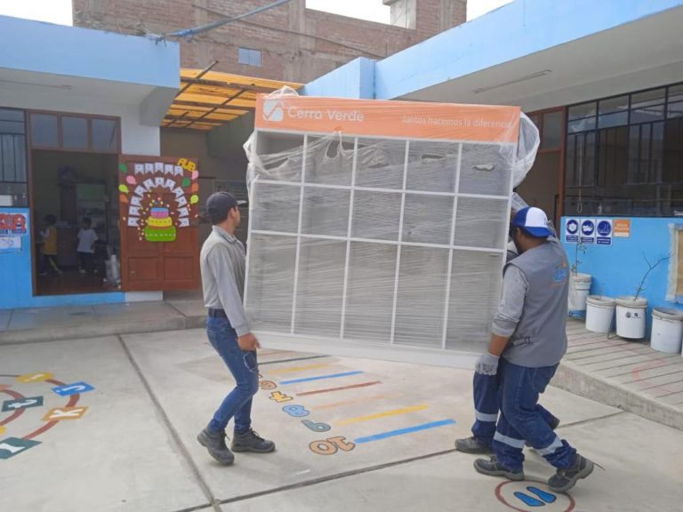Matarani: entregan estantes para instituciones educativas