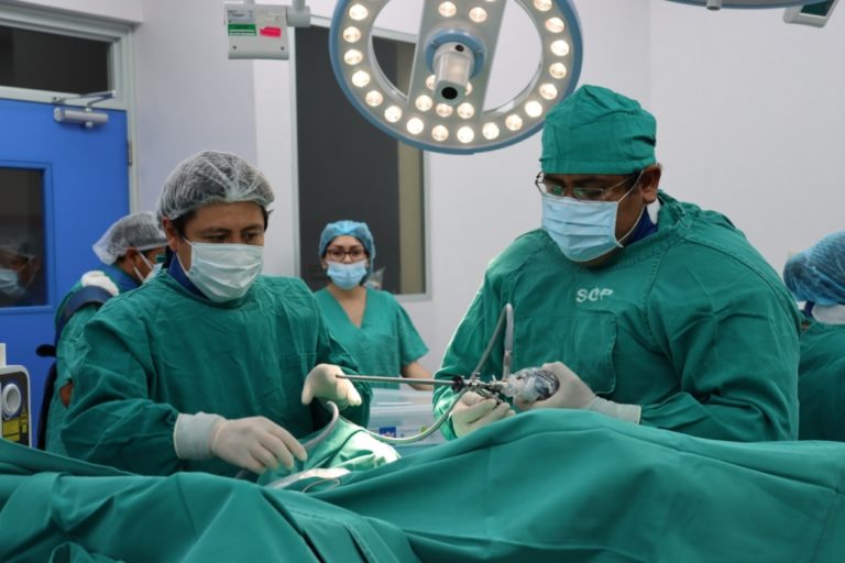 Urólogos realizan tratamiento de cálculos con láser en riñón y uréter en el HRM