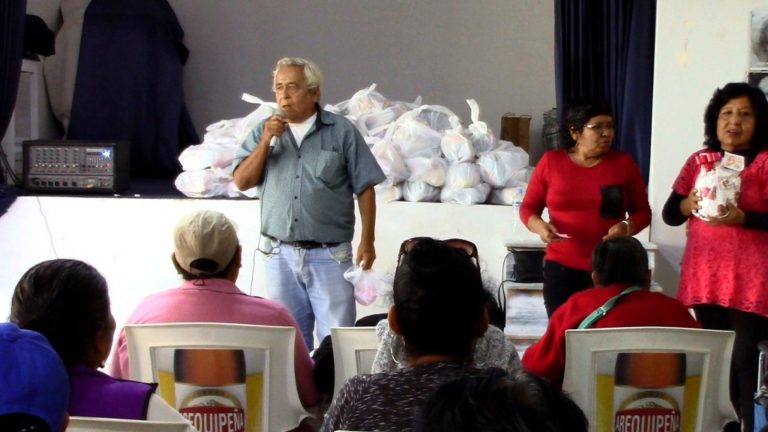 Periodista Ángel Cáceres homenajeó a más de 120 madres de condición humilde de Mollendo