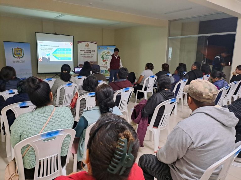 Capacitan a emprendedores obre atención al cliente y formalización