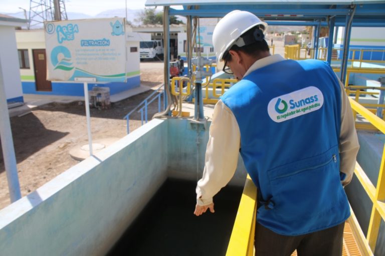 Volcadura de cisterna boliviana: Autoridades del COER lamentan que no se haya comunicado a tiempo derrame de combustible a las aguas del canal de Pasto Grande