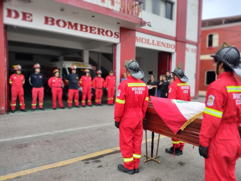 Bomberos de Mollendo rinden honores por fallecimiento de teniente brigadier CBP Edmundo Román Rivera