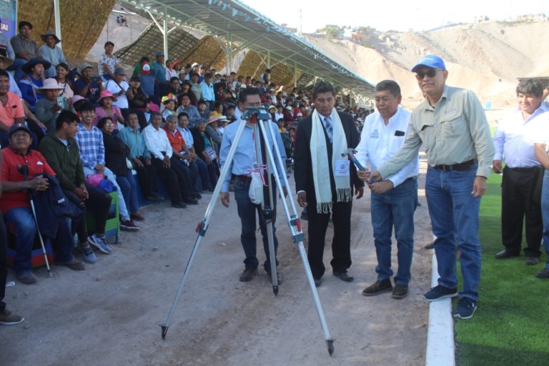 Con gran expectativa inauguran moderno campo deportivo de los residentes de Puno