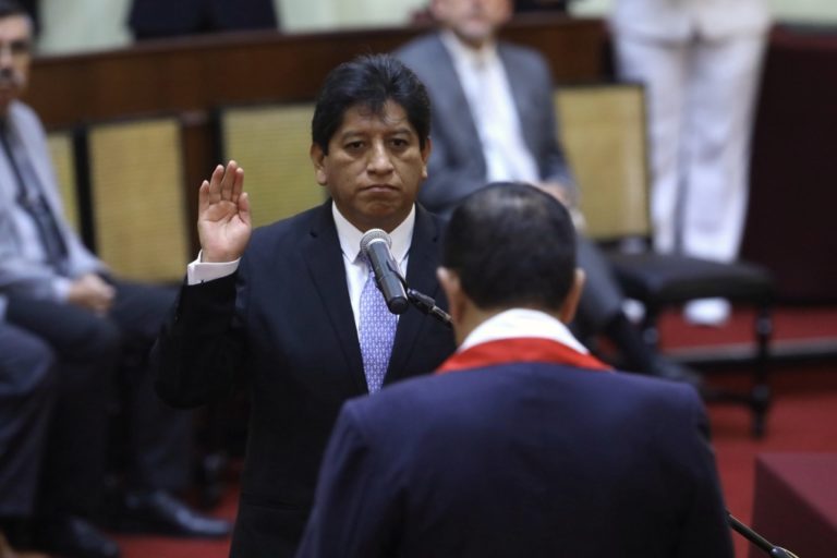 Josué Gutiérrez Cóndor juró como nuevo defensor del Pueblo