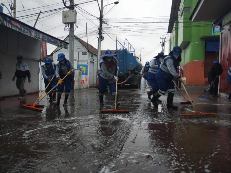 Realizan segunda jornada de limpieza en calles comerciales del centro de Mollendo