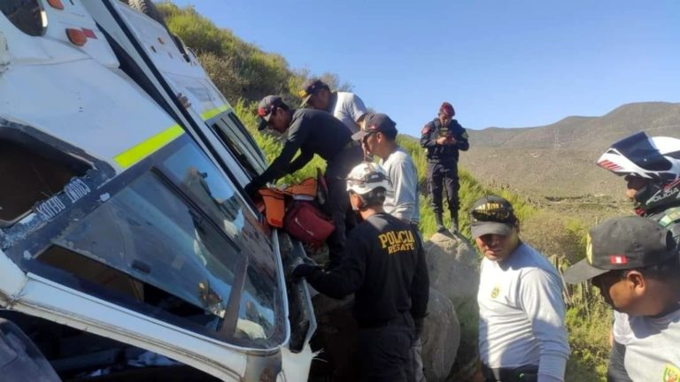 Minivan cae a barranco en ruta a Chapi y deja 22 pasajeros heridos