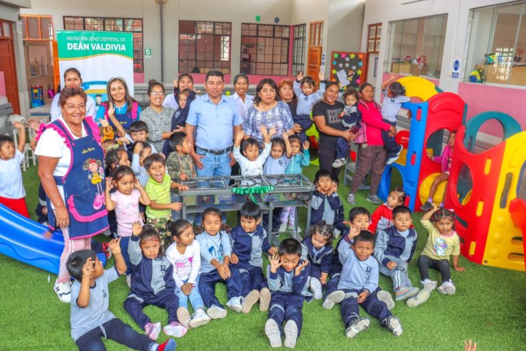 Municipio de Deán Valdivia entregó cocinas a colegios locales