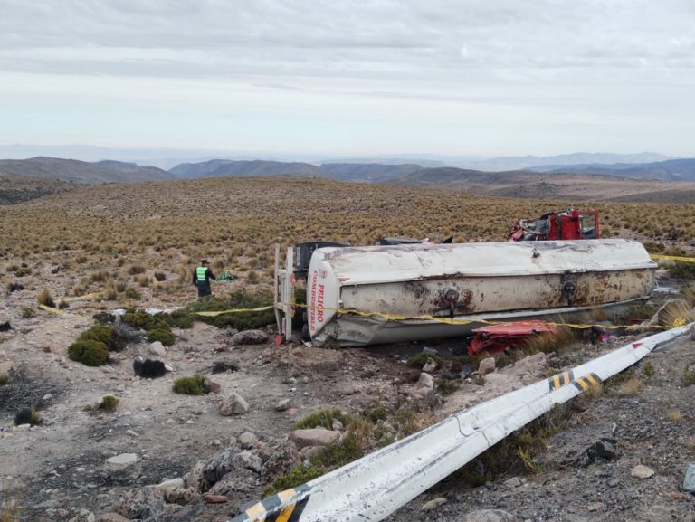 Tanque cisterna boliviano vuelca, muere conductor y se derrama aceite que transportaba
