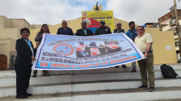 Periodistas de Ilo realizan plantón contra la “Ley Mordaza”