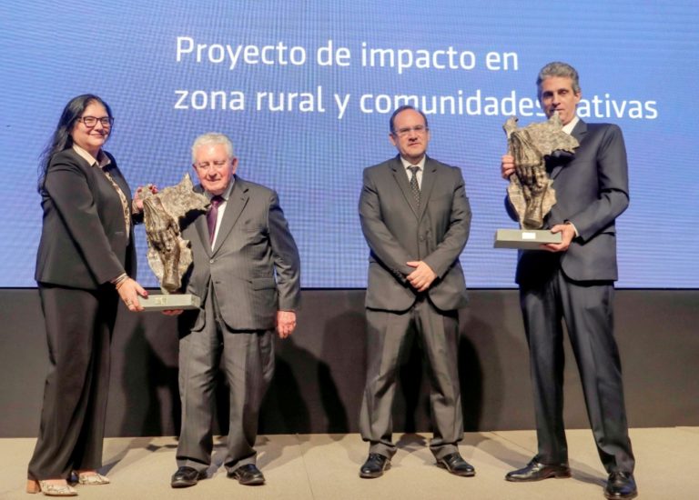 Southern Perú recibe «Premio Unidos OXI – Generando confianza en un país que crece» por proyecto de agua potable en Torata