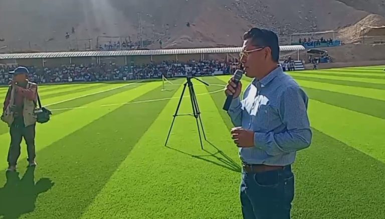 Residentes de Puno rechazaron presencia de congresista Víctor Cutipa y lo pifian