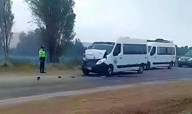 Triple choque: Dos minivanes y una camioneta impactan en Cachuyo