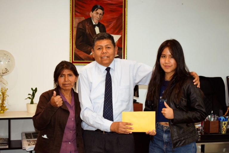 Alcalde de Moquegua entregó aporte a ajedrecista Mariabelén Pescorán