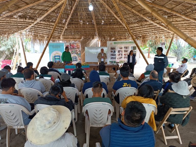 Capacitan a agricultores sobre control biológico en Punta de Bombón
