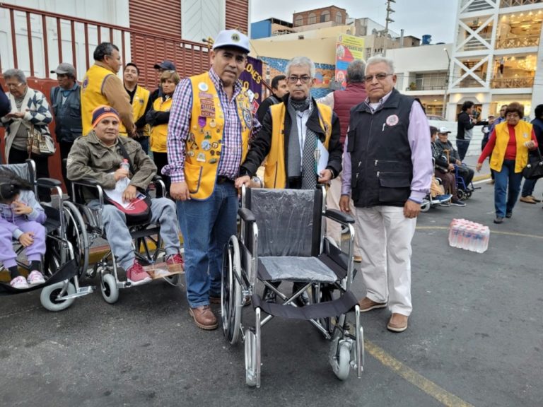 Club de Leones de Ilo entrega sillas de ruedas en su proyección a la comunidad     