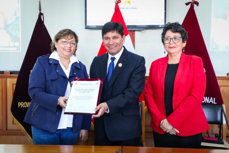 Gobernador y 25 alcaldes de Arequipa firman Pacto por la Primera Infancia