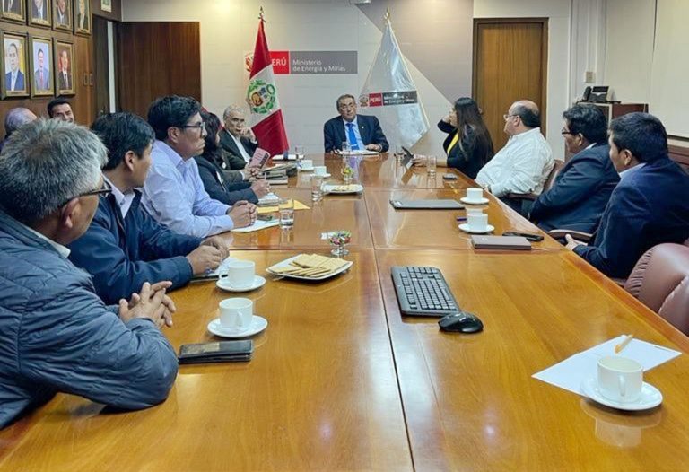 Contaminación del Coralaque: ministro y gobernadora Gilia Gutiérrez se reunieron en Lima
