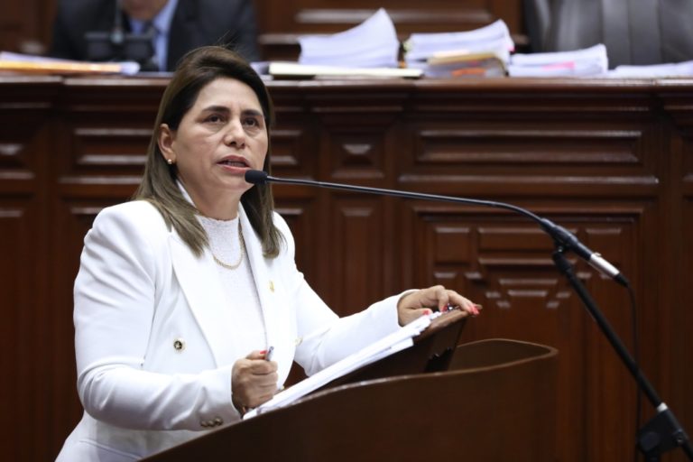 Presidenta Boluarte acepta renuncia de Rosa Gutiérrez al cargo de ministra de Salud