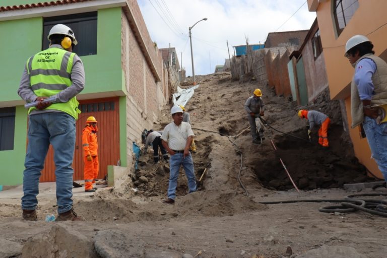 Deán Valdivia: alcalde supervisa obras viales en Alto de la Luna