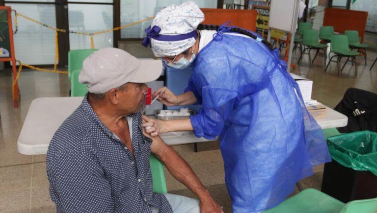 DIRESA continúa vacunando contra el Covid-19, influenza y hepatitis