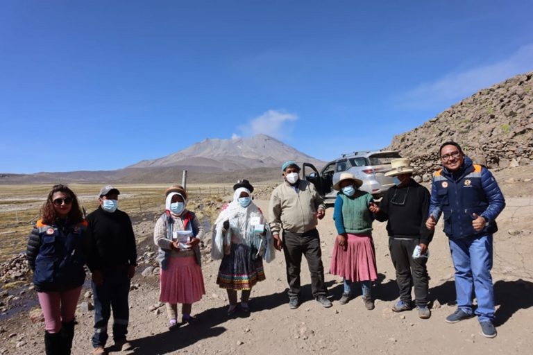 COER Arequipa entregó mascarillas ante proceso eruptivo del volcán Ubinas