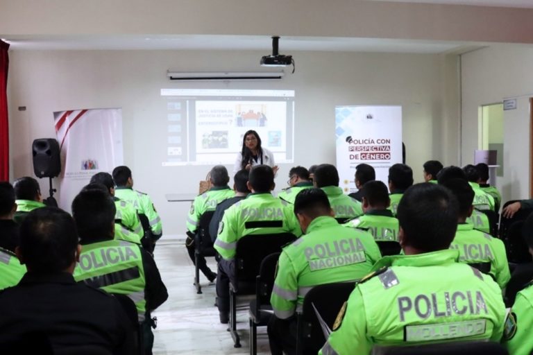 Capacitan a policías de Islay para una correcta atención a víctimas de violencia 