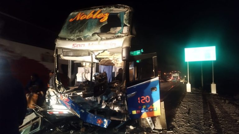 Huaytire: Ocho heridos en choque por alcance entre bus y camión