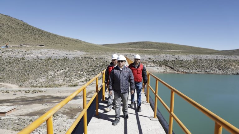 Contralor inspeccionó obra paralizada de represa en Condesuyos