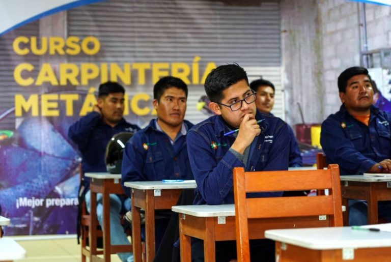 Jóvenes de Torata reciben capacitación gratuita en carpintería metálica