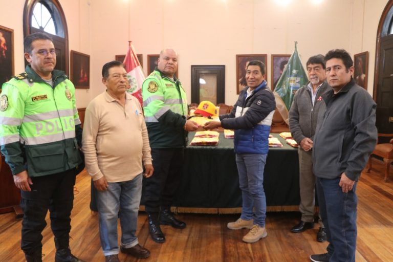 Juntas vecinales de Mollendo reciben indumentaria