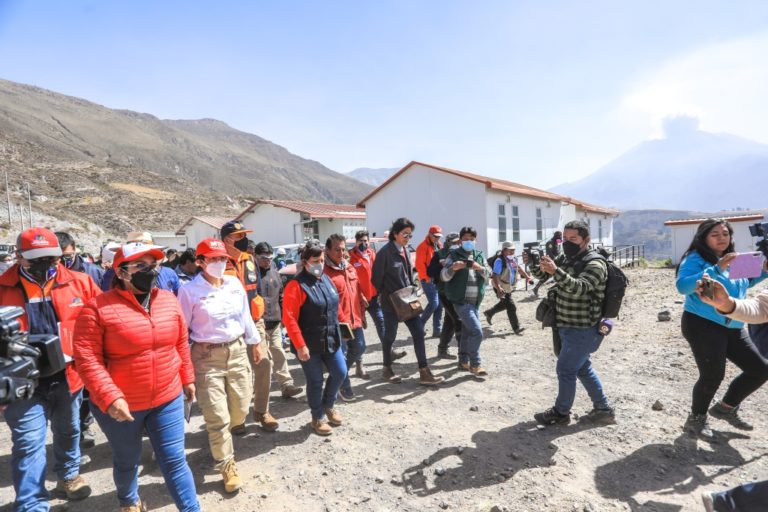 Ministra Paola Lazarte se reunió con población y autoridades de Ubinas para coordinar atención de la emergencia