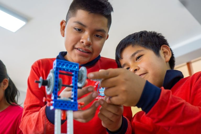 Niños de Tumilaca diseñan prototipos de robótica en taller promovido por Southern Perú