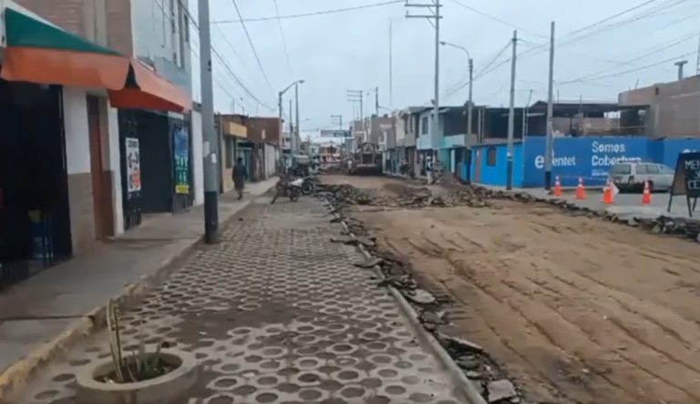 Punta de Bombón: Remueven asfalto deteriorado en obra del sector “El Crucero”