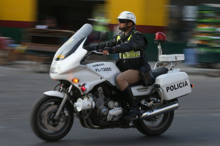 Alcalde Camargo entrega motocicleta a comisaría de “El Arenal”