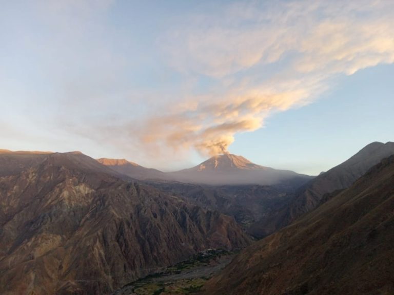 Volcán Ubinas registra nueva explosión y la expulsión de cenizas alcanza 2.5 km de altura