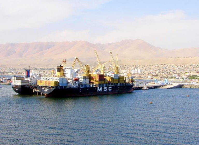 El muelle de protección o el dique de abrigo marino