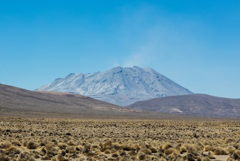 Relativa calma en comportamiento del volcán Ubinas, pese a estar en proceso eruptivo