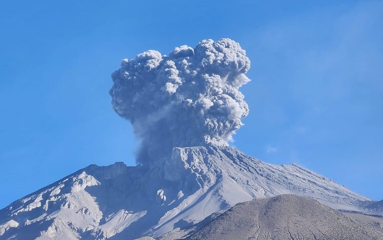 Volcán Ubinas registra 4 nuevas explosiones