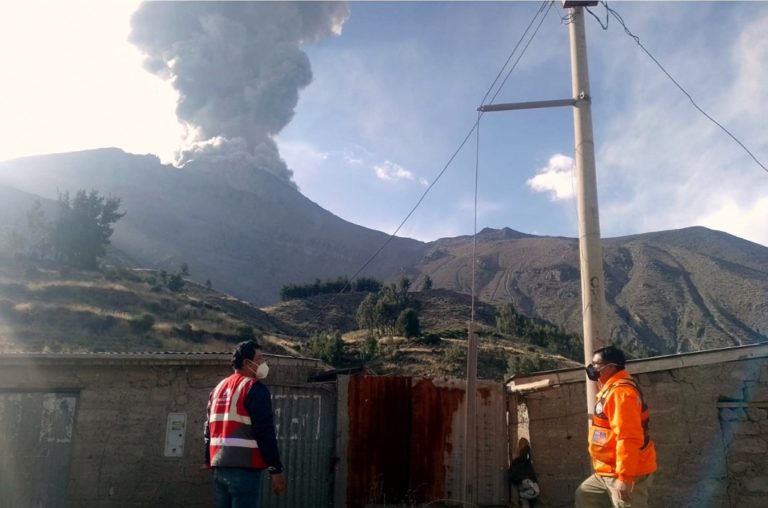 Nuevas explosiones del Ubinas, lanzan cenizas a más de 5 mil metros de altura