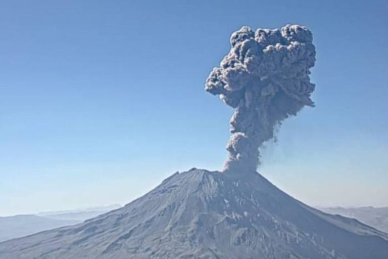 Volcán Ubinas registró nuevas explosiones esta madrugada