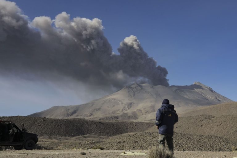 Volcán Ubinas registró una fuerte explosión y emisión de cenizas esta mañana