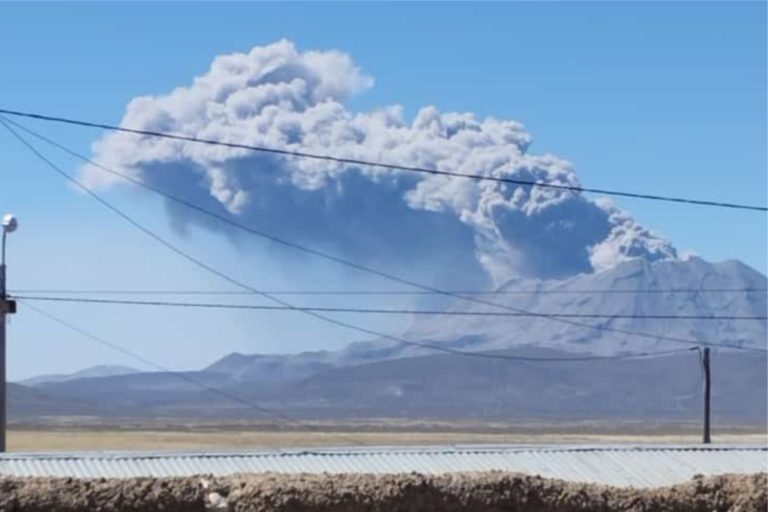 Volcán Ubinas registró dos nuevas explosiones con emisiones de cenizas