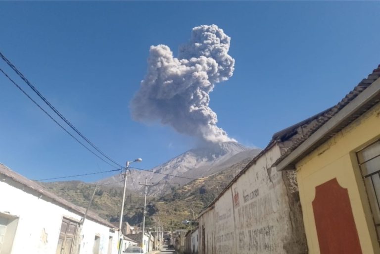 Volcán Ubinas registró nuevas explosiones con emisión de cenizas con altura mayor de 5,000m sobre el cráter