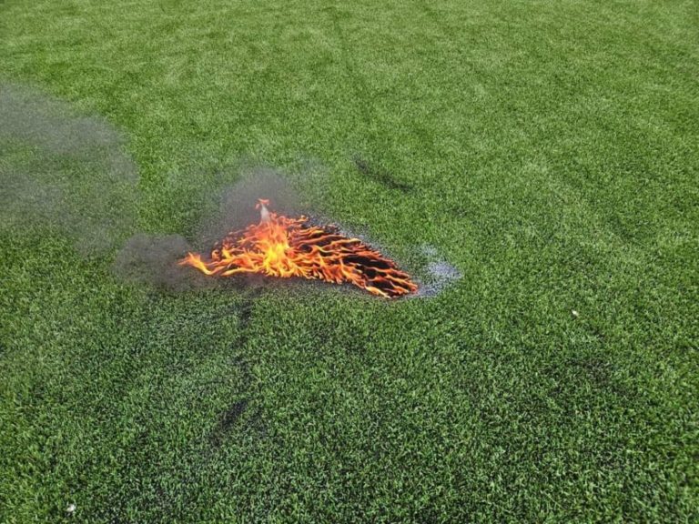 Estadio de Mollendo: Sujeto lanzó bengala al campo de césped artificial y prendió fuego
