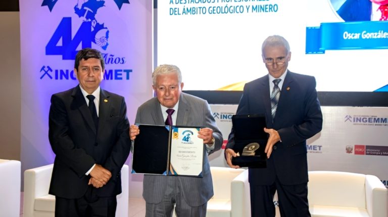 Ingemmet reconoció al Ing. Óscar González Rocha por su trayectoria en la minería peruana