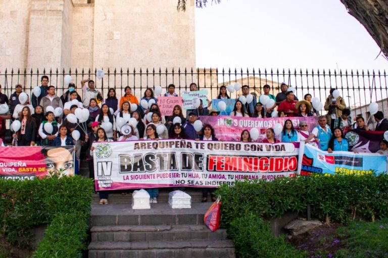 Realizan marcha de ataúdes blancos en Arequipa