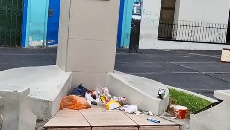 Plaza Mariscal Nieto de Ilo luce abandonada y con basura