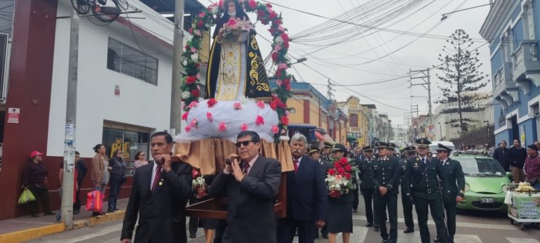 Policías activos y en retiro participaron de homenaje a Santa Rosa de Lima en Mollendo
