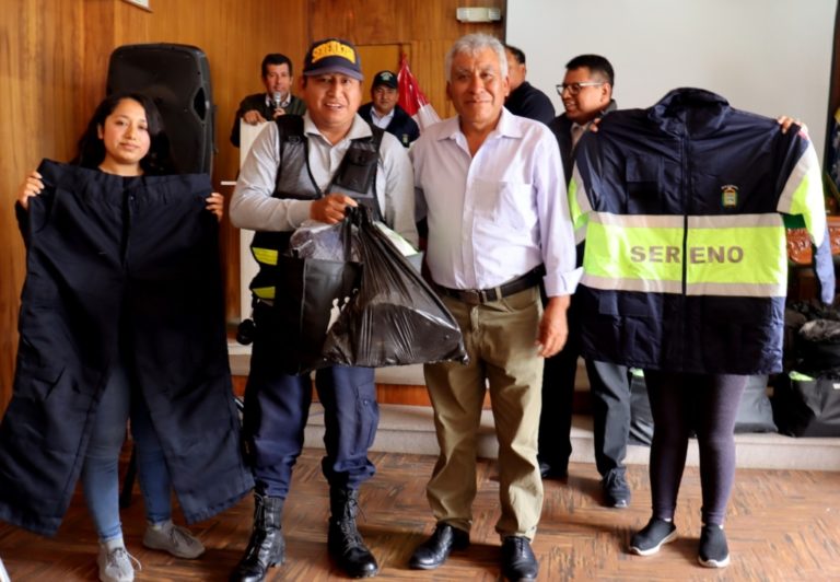 Serenos de Punta de Bombón reciben uniformes del municipio