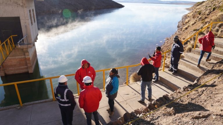 Equipo técnico multisectorial visita la presa Pasto Grande para verificar coloración 